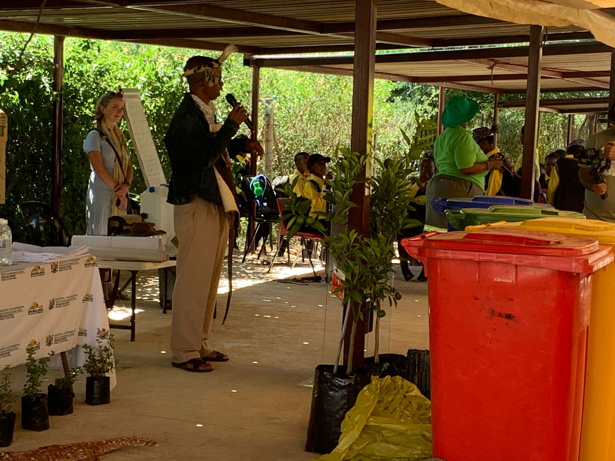 AngelaLudek's tweet photo. Local leadership Ndabazita Ndobela #ThembisileHani municipality in #Mpumalanga 🇿🇦 at the community meeting of partners &amp; recyclers of @WasteAid #Masibambisane project funded by @WRAP_UK @UKRI_News in collaboration with @dardlea_mpu @portsmouthuni @CommunityBinPro ♻️ https://t.co/wNcTwv5qwF