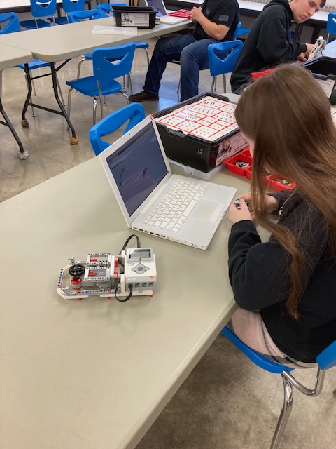 TuslawSTEM's tweet image. First build preparing for first set of challenges. #tuslawstem #stillusingmindstorms #legorobotics