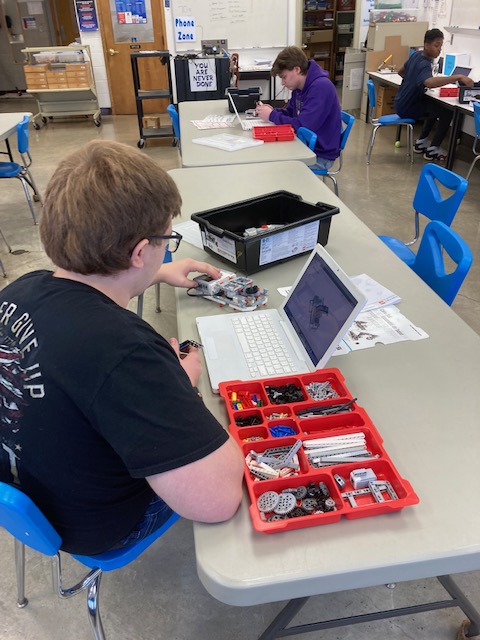TuslawSTEM's tweet image. First build preparing for first set of challenges. #tuslawstem #stillusingmindstorms #legorobotics