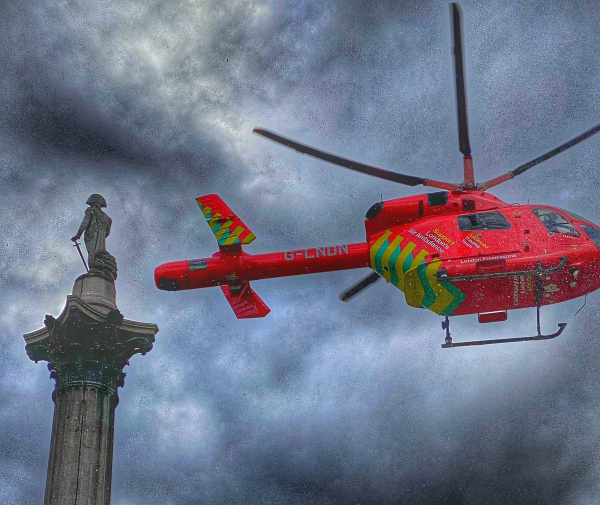 Medicijnman's tweet image. Today above Trafalgar Square London