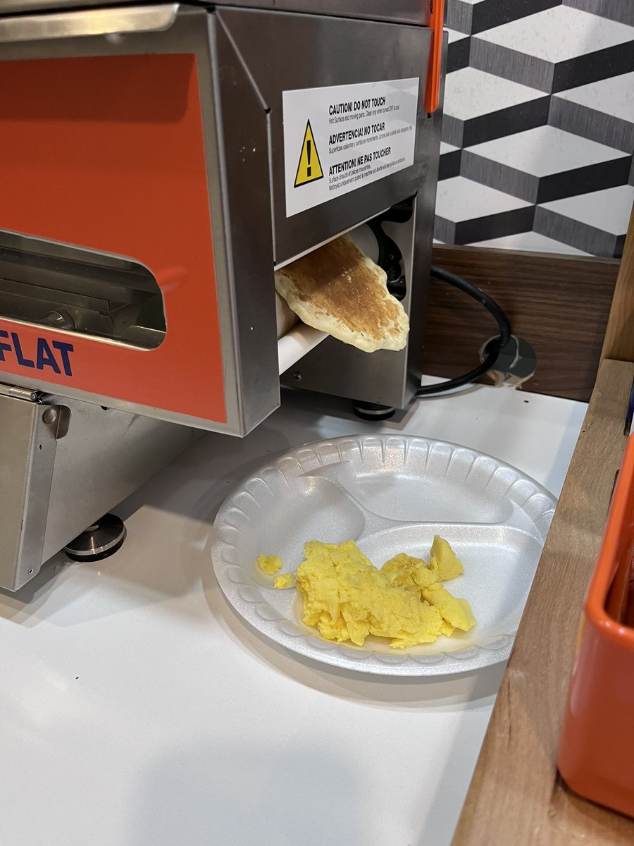 jollytammy's tweet image. #holidayinnexpress ALWAYS has the BEST breakfast!  Go #pancakemachine