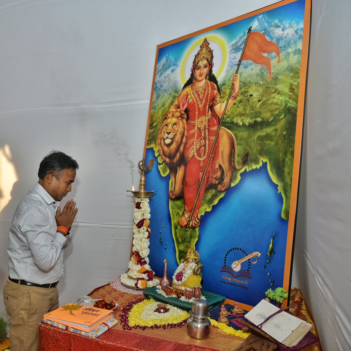 Vidhimantra's tweet photo. The 'Gyan Ganga' exhibition organized by Sanskrit Bharati at Dr. Hedgewar Smriti Bhavan in Reshimbag area, was inaugurated at the hands of Nagpur MNC Commissioner Radhakrishnan B, IAS, thursday evening.

@samskritbharati @devdkul
#samskritbharati #nagpur #devdkul https://t.co/4kh01sU9I2