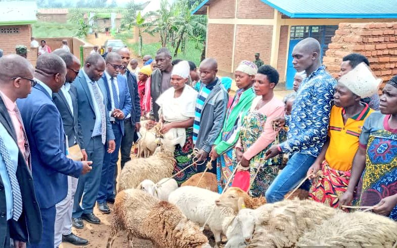 RubavuDistrict's tweet image. None: Umuyobozi w'Akarere, yitabiriye ibirori birimo n'Umuhango wo gutangiza ku mugaragaro Igikoni cy'itorero wateguwe Kubufatanye n' Itorero rya #ADEPR mu rwego rwo gushyigikira gahunda za Leta zigamije kurwanya imirire mibi ndetse n'igwingira ry'Abana bari munsi y'imyaka 5.