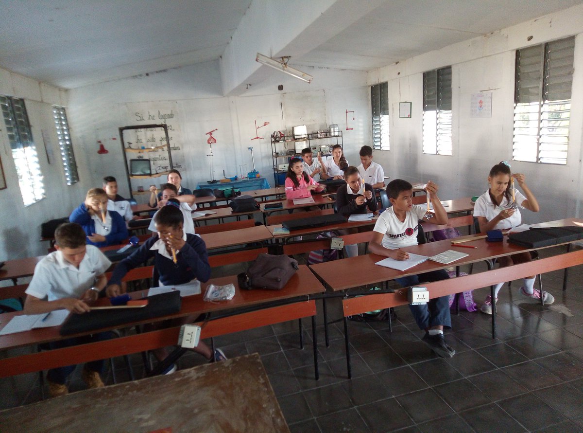 sberasmo's tweet photo. Se realiza una practica de laboratorio para determinar la medición de la fuerza haciendo uso de instrumentos con el grupo de 8vo grado. #CubaMined #dmeremedios @elsa_ena @DGulbone @cira_pineiro @ferrera_dora @Y67Yanira @LienMons @DPEVillaClara @curbelo_asley @FarinaEstevez https://t.co/dFkrj1Z33P