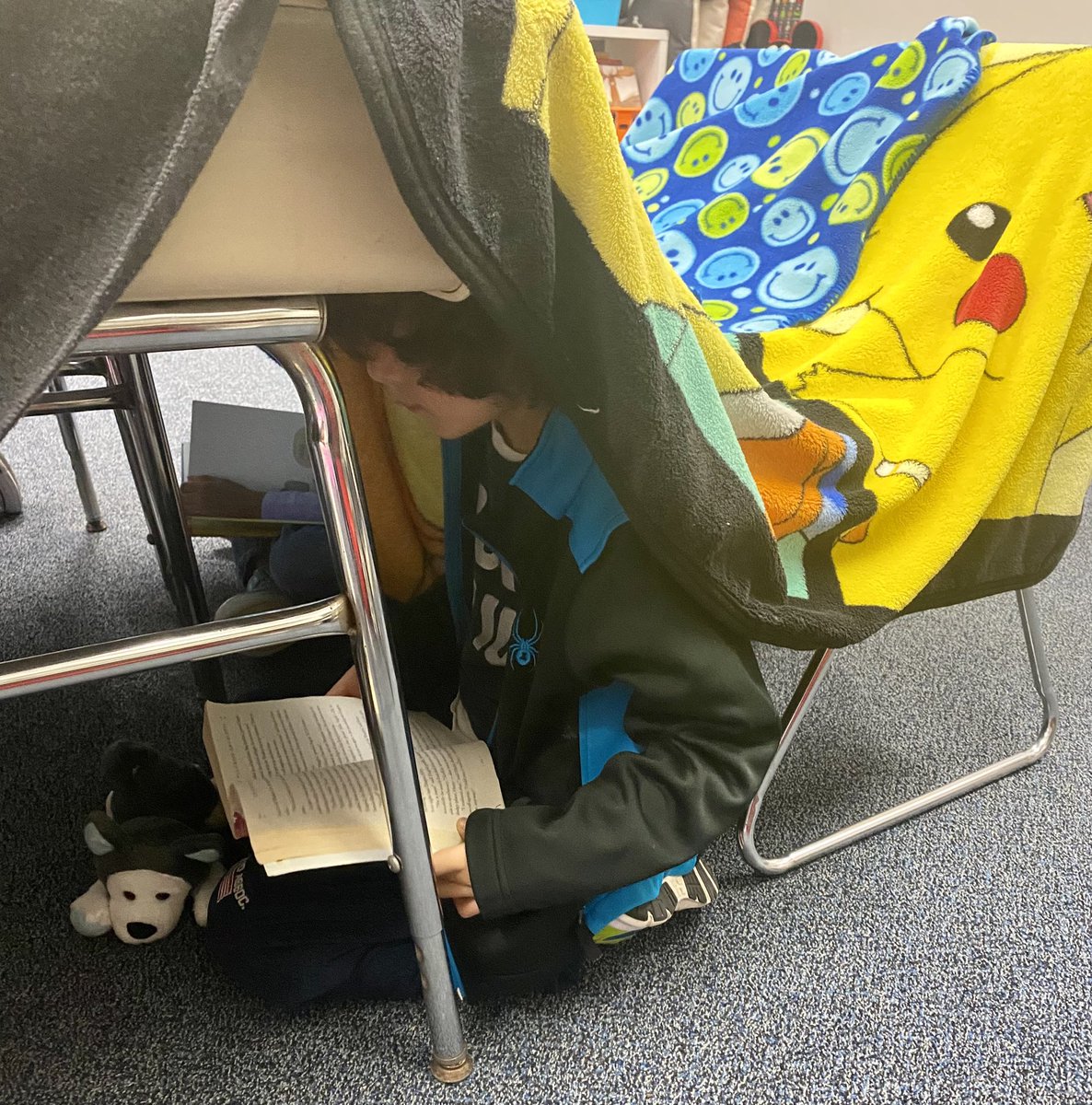 Georgetown204's tweet photo. MrsSutton’s 1st gr class earned a blanket party!  They used their blankets to snuggle or make little desk forts and read their books. @ipsd204 https://t.co/jHUPZndBMN
