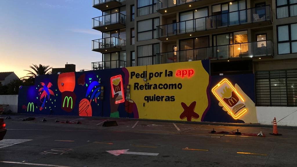 latcom_ooh's tweet photo. Junto a BAMBU Sustentable creamos un impresionante mural en este local de McDonald’s de Mar del Plata utilizando solo pintura ecológica y pintura que brilla en la oscuridad.
#McDonalds #BambuSustentable #ArteEcológico #OOHsostenible https://t.co/0S8Q8ayUjN