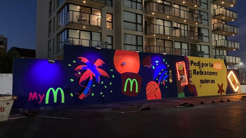 latcom_ooh's tweet photo. Junto a BAMBU Sustentable creamos un impresionante mural en este local de McDonald’s de Mar del Plata utilizando solo pintura ecológica y pintura que brilla en la oscuridad.
#McDonalds #BambuSustentable #ArteEcológico #OOHsostenible https://t.co/0S8Q8ayUjN
