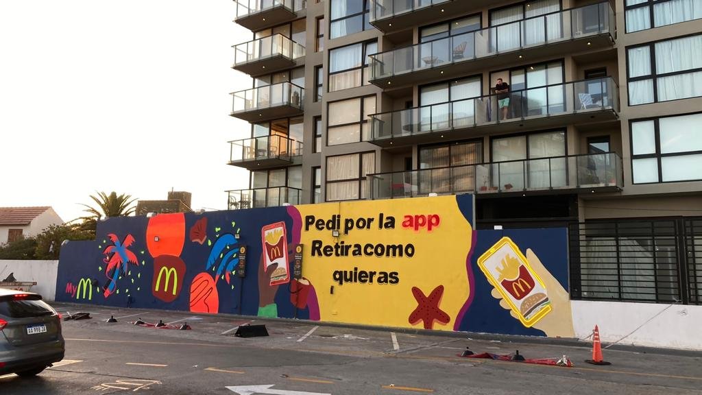 latcom_ooh's tweet photo. Junto a BAMBU Sustentable creamos un impresionante mural en este local de McDonald’s de Mar del Plata utilizando solo pintura ecológica y pintura que brilla en la oscuridad.
#McDonalds #BambuSustentable #ArteEcológico #OOHsostenible https://t.co/0S8Q8ayUjN