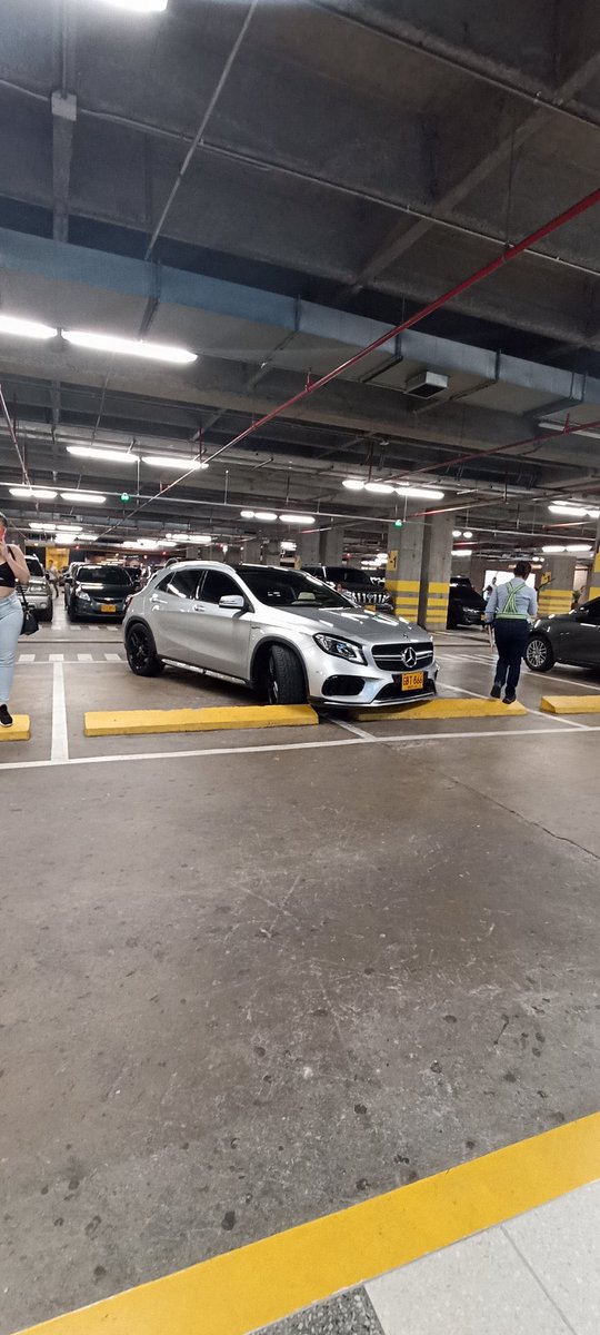 Qué hay en la cabeza de alguien que parquea así ? 

Eduardo Botero en manizales párele bolas a quien le presta su carro mano.