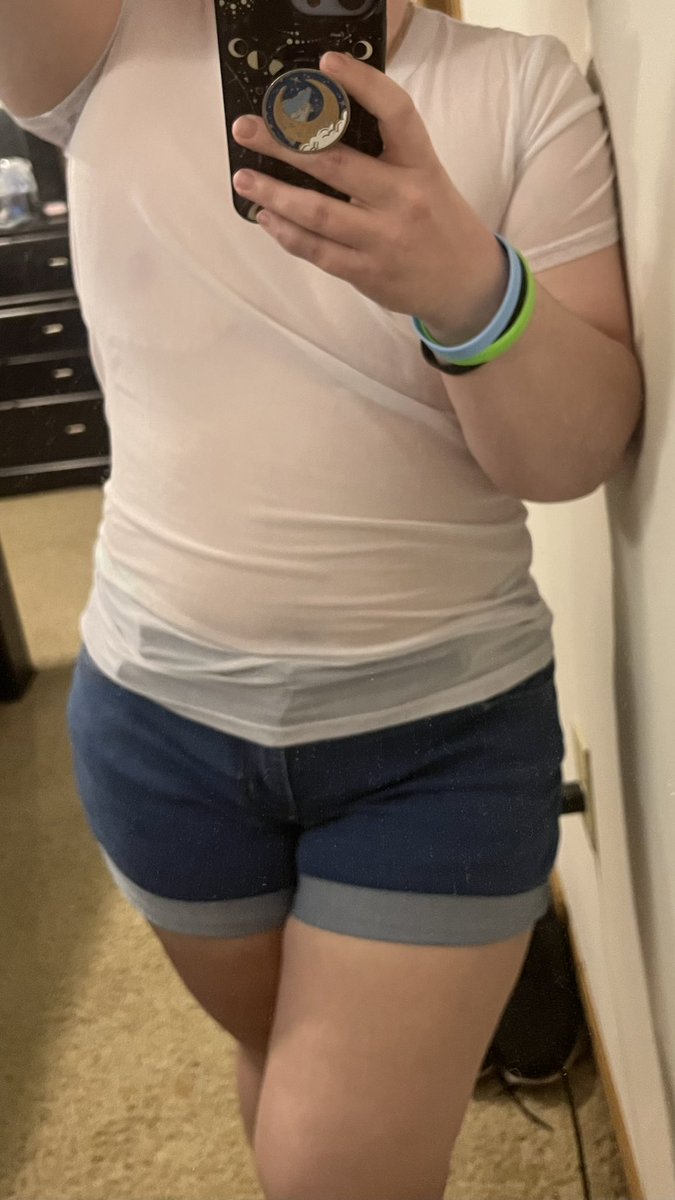 CGiantesses's tweet photo. Felt sexy and wanted to show off my top surgery scars https://t.co/6qwSpXTlbS