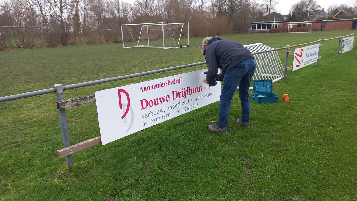 vvezinge's tweet photo. En weer 3 reclameborden er bij op het #vvEzinge Sportpark te #Feerwerd: https://t.co/gfMy7MRa32