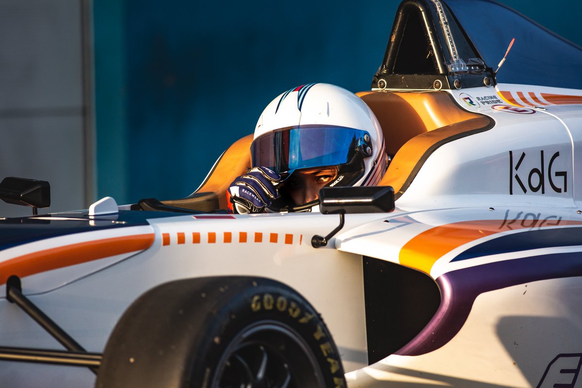 Emilie coming in as cool as ice! Check out more about how she won the Racing Pride scholarship: erachampionship.com/news/emilievil…🌈

📸: Media by Amber 

#nextgenracing #racingpride