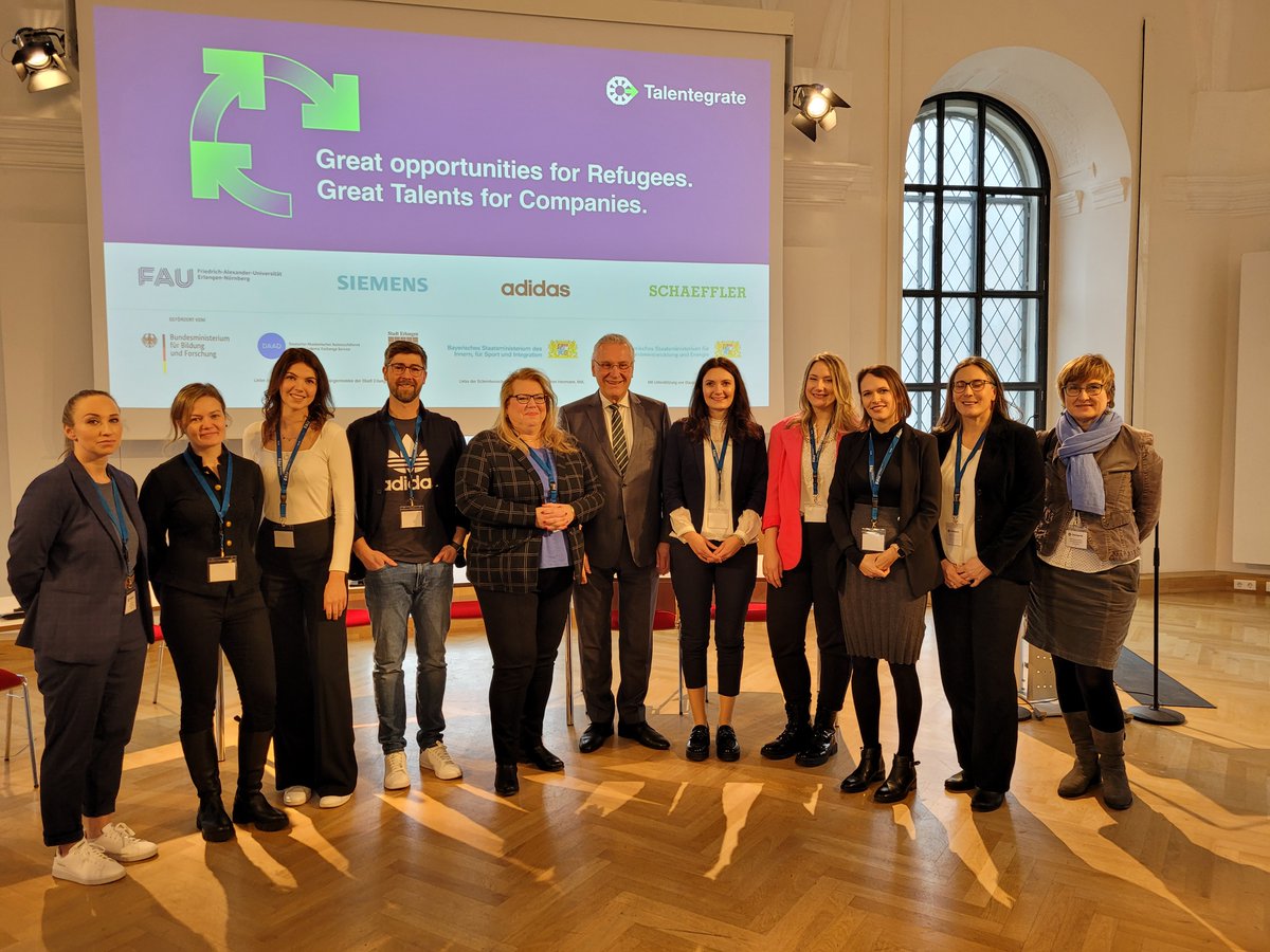 Die Initiative „Talentegrate“ von #FAU <a href="/SchaefflerDE/">Schaeffler DE</a> <a href="/adidas/">adidas</a> <a href="/SiemensDE/">Siemens Deutschland</a>  hilft seit Juli 22 geflüchteten Akademiker:innen beim Einstieg in den deutschen Arbeitsmarkt. Nach einem halben Jahr wurde im Beisein von Innenminister Herrmann <a href="/BayStMI/">Bayerisches Innenministerium</a>  heute eine Erfolgsbilanz gezogen.