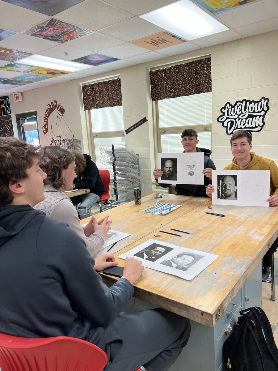 WBHSART2's tweet image. Grid drawing portraits in Mrs. Howells Art Class today!