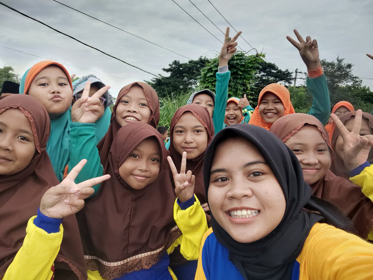 murphycill's tweet photo. DAY 18~jalan sehat lanjut sosialisasi memilah sampah dan cara cuci tangan dengan sabun with adik Mi
#UniversitasAirlangga
#KKNBBM67Unair
#UNAIRWCU
#GLOBALSDG's
#SDG
#UNAIRFORSDG's
#Unairmengabdi
#Unairmengabdi
#DUNGUS_CERME_GRESIK https://t.co/vqpL1NZiRb