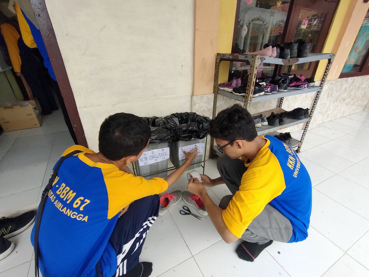 murphycill's tweet photo. DAY 18~jalan sehat lanjut sosialisasi memilah sampah dan cara cuci tangan dengan sabun with adik Mi
#UniversitasAirlangga
#KKNBBM67Unair
#UNAIRWCU
#GLOBALSDG's
#SDG
#UNAIRFORSDG's
#Unairmengabdi
#Unairmengabdi
#DUNGUS_CERME_GRESIK https://t.co/vqpL1NZiRb