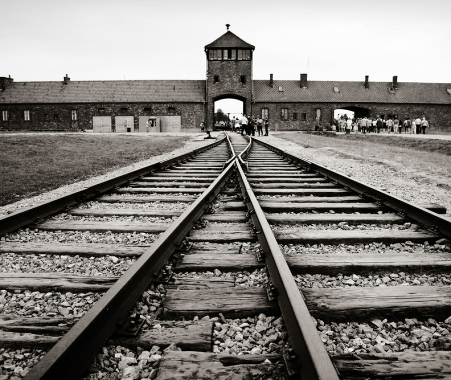 'Devo dire che l'esperienza di #Auschwitz è stata tale per me da spazzare qualsiasi resto di educazione religiosa che pure ho avuto. […] C'è Auschwitz, quindi non può esserci Dio. Non trovo una soluzione al dilemma. La cerco, ma non la trovo' (#PrimoLevi) 

#Giornodellamemoria