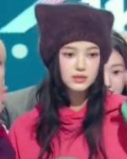 daniellepicsx's tweet photo. danielle's reaction when OMG won 😭
(she was team ditto) https://t.co/kST1h3u68L
