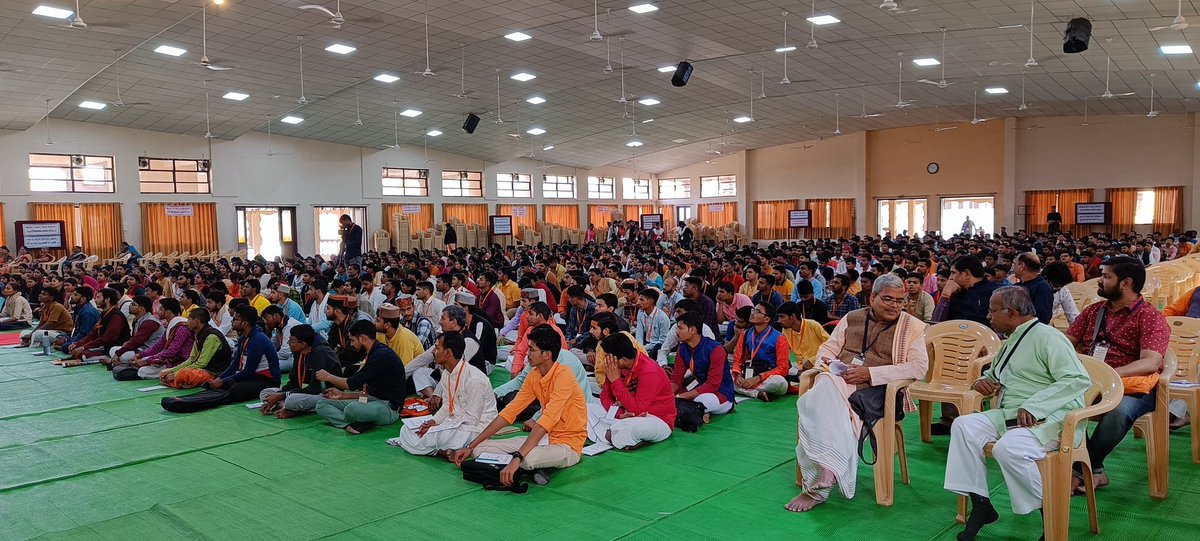 samskritbharati's tweet photo. चलचित्रनिर्माणार्थं प्रशिक्षणविषये  श्रीयोगेशजी सोमणमहोदयस्य उद्बोधनम्।
@shriyogeshwar

#Sanskrit4Youth #yogeshsoman #Akhila_Bharatiya_Chatra_Sammelana #अखिलभारतीयच्छात्रसम्मेलनम् #ISSFF2023
#sayyestosanskrit #samskrit https://t.co/1S1okmh4aC