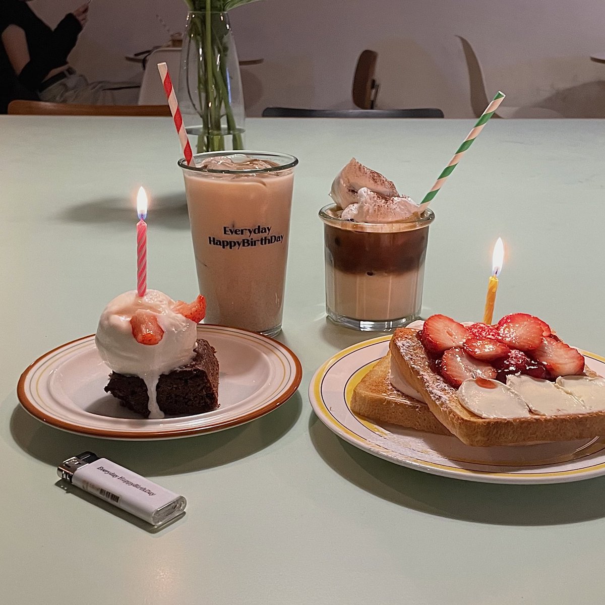 150___mmm's tweet photo. 夜カフェ https://t.co/2czeX0kIPJ