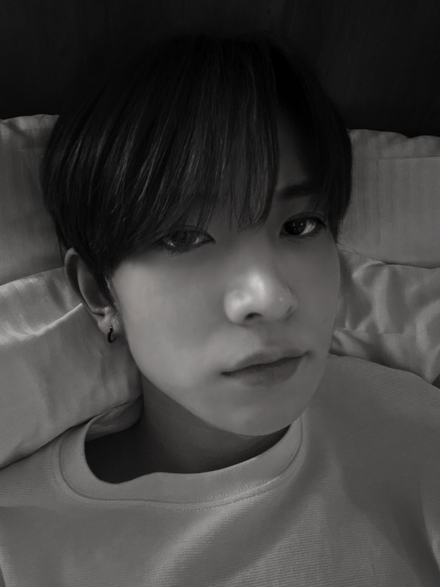 heechromatic's tweet photo. 2022.01.27 - Weverse Post

#Heeseung's BED SELCA in monochrome. 😳

@ENHYPEN_members 
#ヒスン #희승 #엔하이픈_희승 #희승 https://t.co/O817uFRW3t
