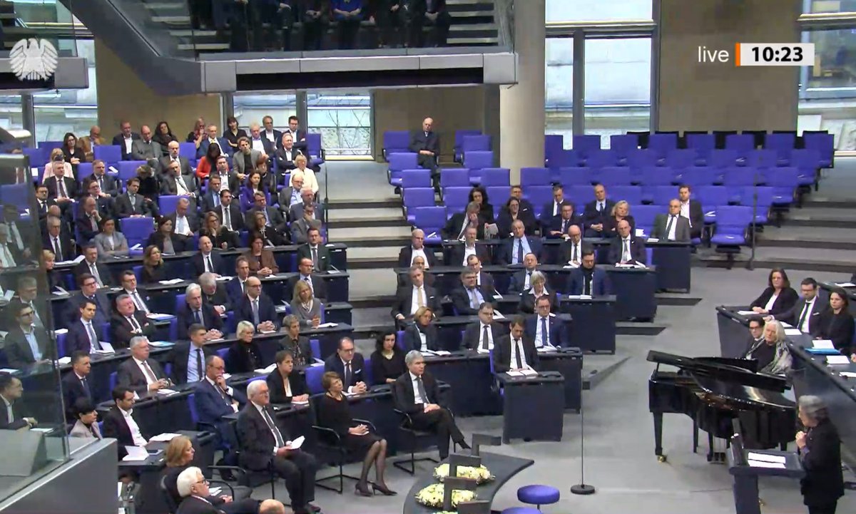 Der Bundestag gedenkt der Opfer des #Nationalsozialismus. Der Plenarsaal ist gefüllt. Außer die Reihen rechts außen: Dort sind nur 27 von 78 #AfD-Abgeordneten anwesend während die Holocaust-Überlebende Rozette Kats spricht.

#WeRemember #NieWieder