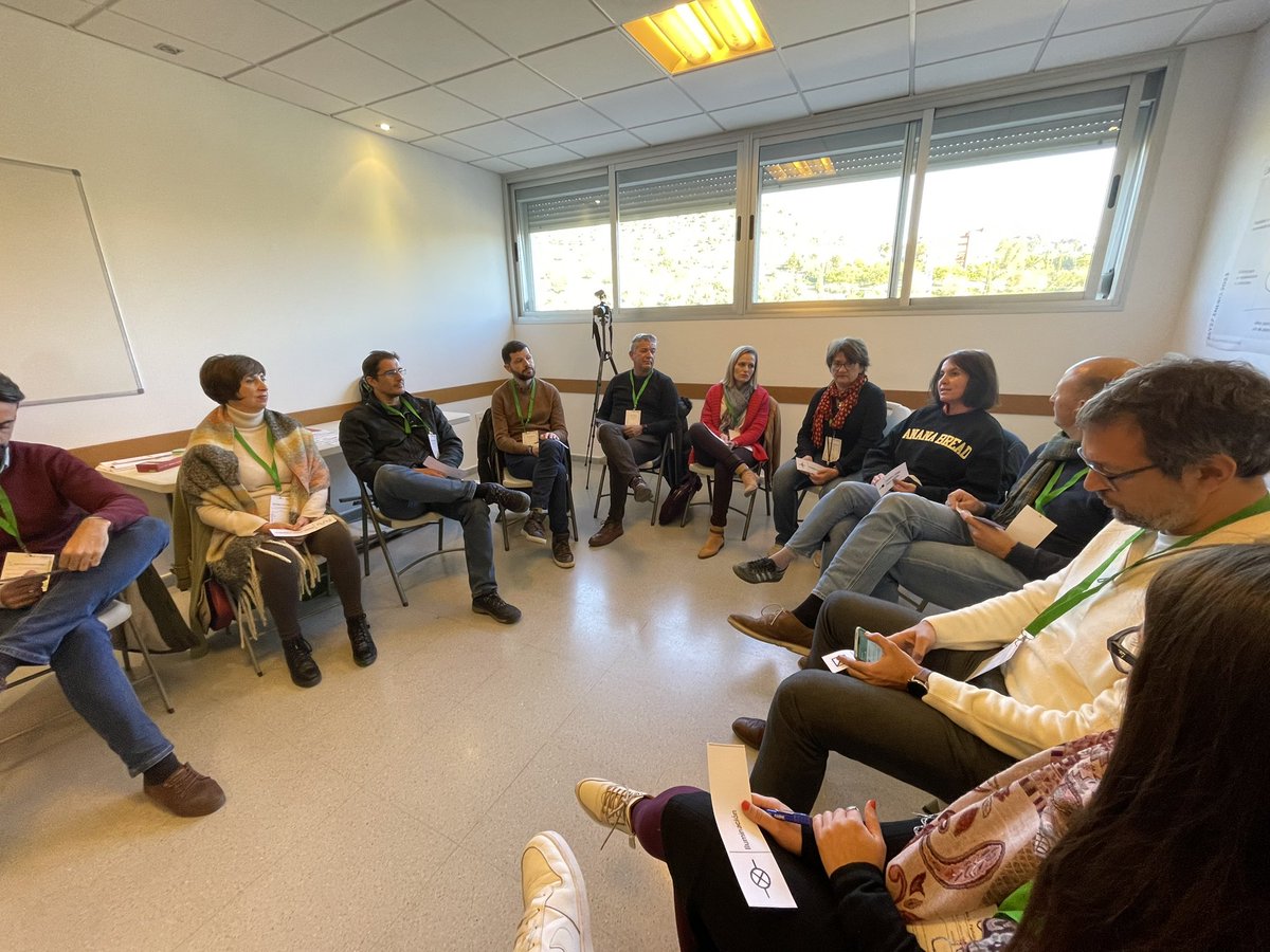 InniciaAnd's tweet photo. Se inician los talleres. Los integrantes de los #ECP del EJE 3 - Implicación del alumnado se presentan con la narrativa de #CableATierra  #EncuentroInnovaciónAnd @ProInnoAnd @EducaAnd @InniciaAnd @auladcine @Patrimonio_And https://t.co/fc6ywYiDZJ
