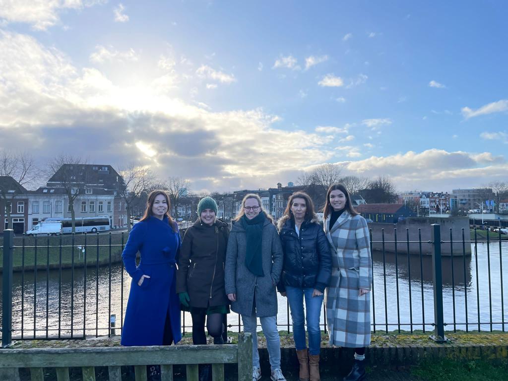 Mooi uitzicht vanaf de citadel in 's-Hertogenbosch! Met onze (beeld)collega's van <a href="/bhicarchief/">BHIC</a> en <a href="/RHCEindhoven/">RHC Eindhoven</a> hadden we gisteren weer een vruchtbaar overleg voor #brabantinbeelden 🎥 

#film #Brabant #Eindhoven #denbosch #Tilburg <a href="/margot_america/">Margot America</a> <a href="/This_is_Kaya/">Kaya van Dun</a> @ClassicTeuntje