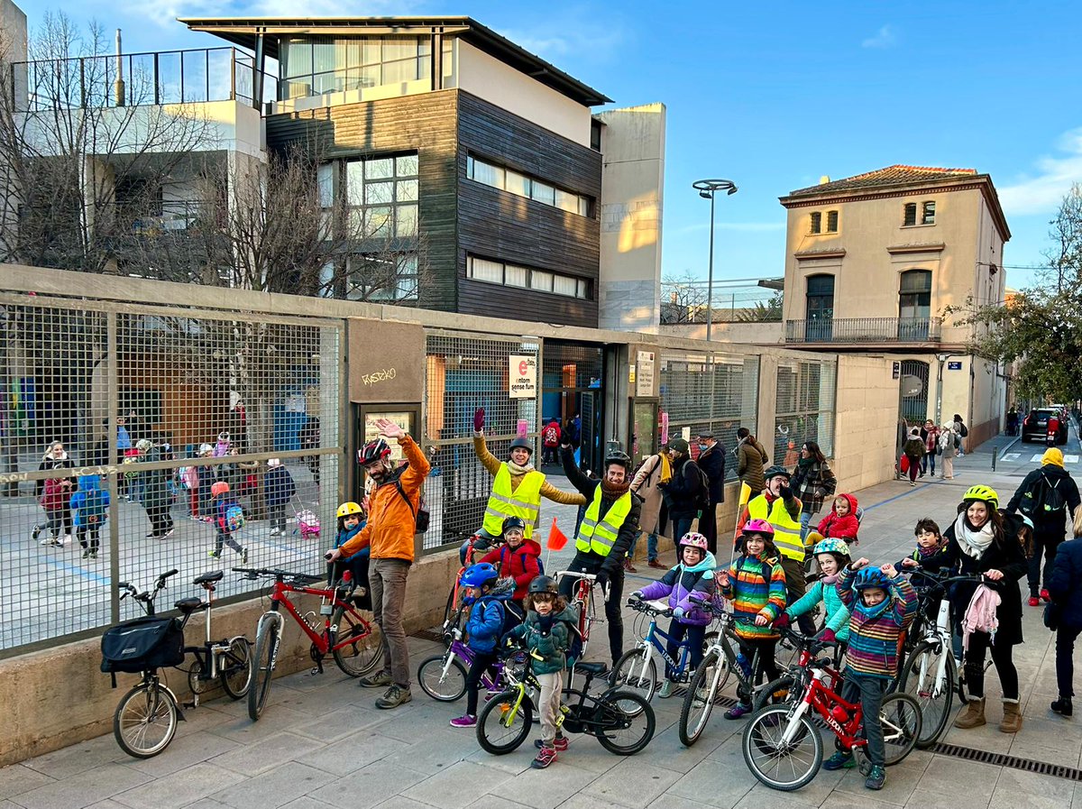 AfaLanaspa's tweet photo. El #BiciBus de #Lanaspa pedala de nou!
Contra el ❄ fred ❄, pedalades 🚴🏽‍♂️🚴🏾‍♀️🚴🏿🚴🏿‍♂️! 

#Terrassa
#AFALanaspa
#EscolaPública
#MobilitatSostenible
#BiciPower https://t.co/jiKj3X0bEo
