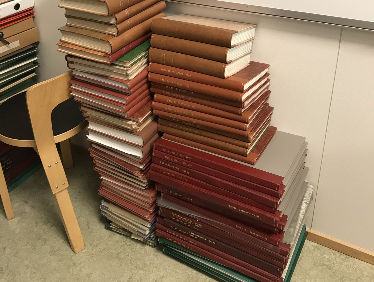 Ensimmäinen työviikko Kelassa kohta takana! Maanantaina starttasi uudet hommat Kelan markkinointiviestinnän asiantuntijana ja tämmöiset pinot perehdytysmateriaaleja löytyi työpöydän vierestä…Taitaa hetki mennä näiden parissa 🤣 Paljon uutta edessä, mutta tästä se lähtee! 💫