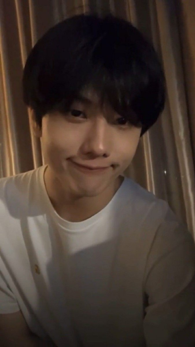 leebitkyw's tweet photo. @nctzenbase dia nder, mirip banget randomnya, bentuk rambut nya , senyumnya, tingginya, matanya kalau ketawa kaya bulan sabit pokonya plek ketiplek anaknya juga kalem kaya jisung, tapi sekarang dia punya cewek lain hehew, bahkan cewenya smpai biasin jisung gara² tahu gue mirip²in dia:) https://t.co/hPdkN9B3AE
