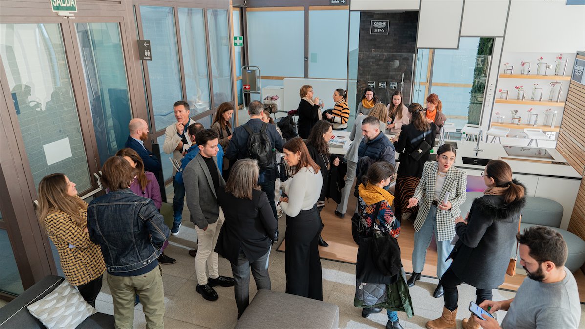 plugandgoarq's tweet photo. Compartimos algunos momentos que vivimos en el Foro WORKPLACES organizado por @matcoam, en el que abordamos temas tan interesantes como #neuroarquitectura u #oficinasinteligentes. ¡Un placer compartir sofá con todos vosotros! @Savills_es #ISEO @Hitachicool_ES #rockfon @ledsc4 https://t.co/dyV90PtcAU