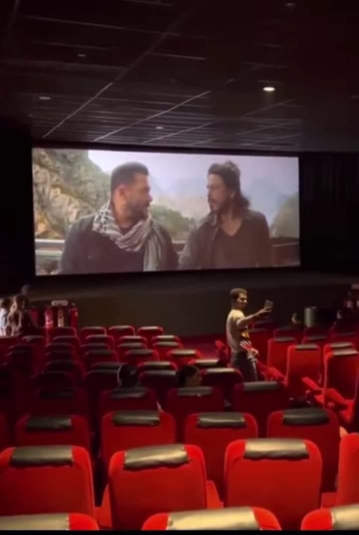 ImRahulVyas1973's tweet photo. @iamsrk @deepikapadukone @TheJohnAbraham @yrf See how SRK’s PR is working day and night …all fake . #BoycottPathaanMovie #boycottpathaankhan #BoxOfficeindia https://t.co/ODq5KkUg07