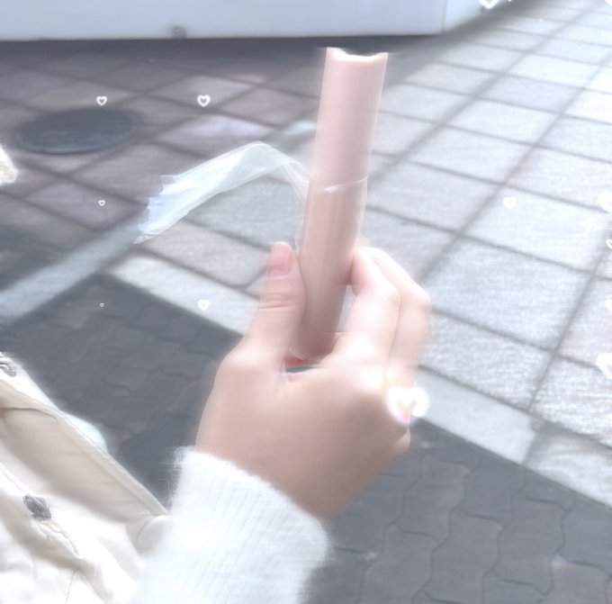 夜ご飯のお買い物に行った帰りなのに、 お腹空いたあやちゃんが我慢できなくて歩きながら食べてる&hellip;👶🏻&hearts;️  ┈┈┈┈┈┈┈┈┈┈ ps.もうすぐ9000人で嬉しいです ♡ 明日中に行けるかな ？𓈒 𓂂𓏸 質問を募集するので考えておいてください〜✨