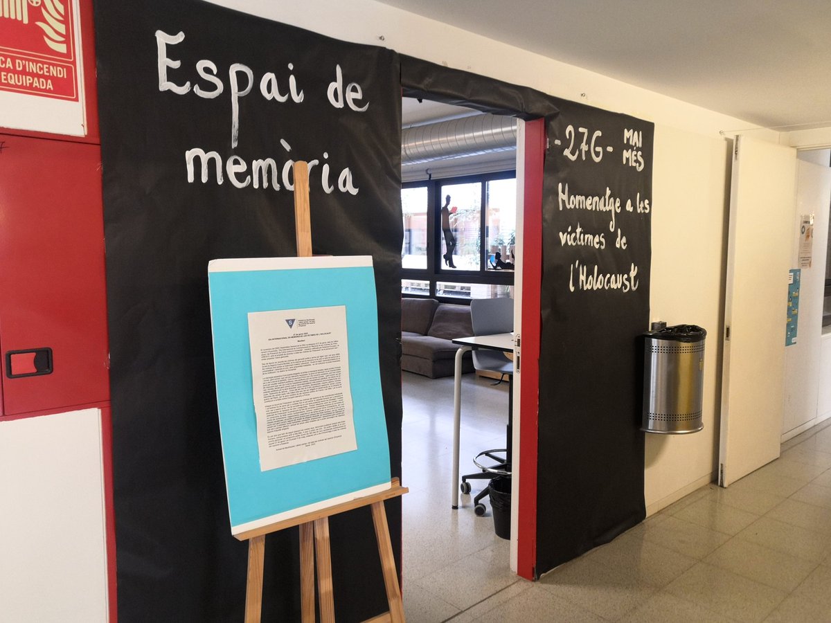 Ins4Cantons's tweet photo. Amb motiu del Dia Internacional en Memòria a les Víctimes l'Holocaust, l'alumnat de BRCS de 4ESO ha creat un espai de memòria explorant l'art com a eina de memòria històrica: fotomuntatges, escultures, vídeos testimonials... Una feina fantàstica per a no oblidar. #maimes https://t.co/bjtnfjU0TT