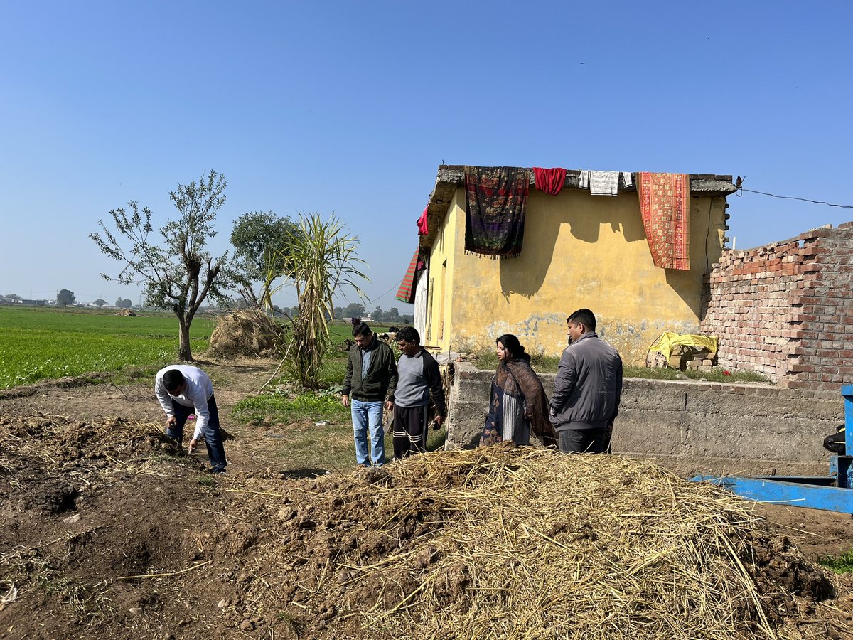 ddrsjammu's tweet photo. ODF plus Model village inspection on ground today at Block Bari Brahmana Distt Samba by Dep Director Sanna Khan and Field Officer Sania Haq khan. https://t.co/6iZSmS8KHO