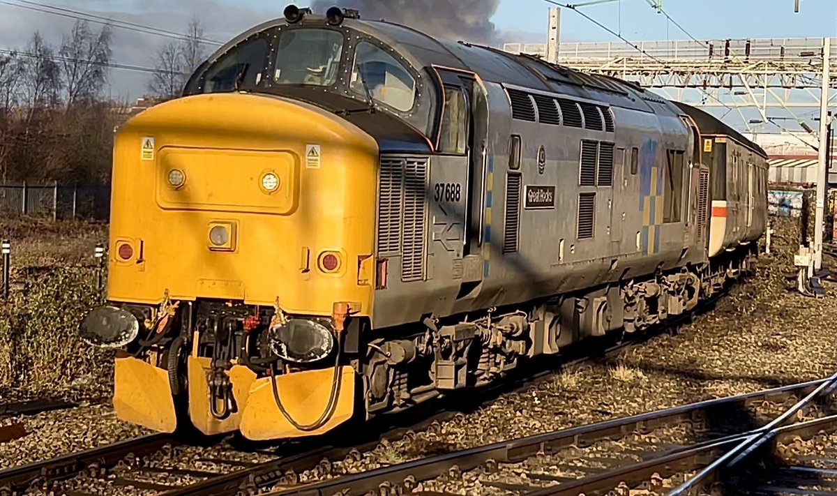 SydneyBridgeTMD's tweet image. A good variety of traction on show while filming up at Crewe Station yesterday morning 26/1/23 #Class92 #Class90 #Class43 #Class67 #Class37 #Britannia #RailwayPhotography @LocoServicesGrp @DBCargoUK @FreightmasterUK @railadvent