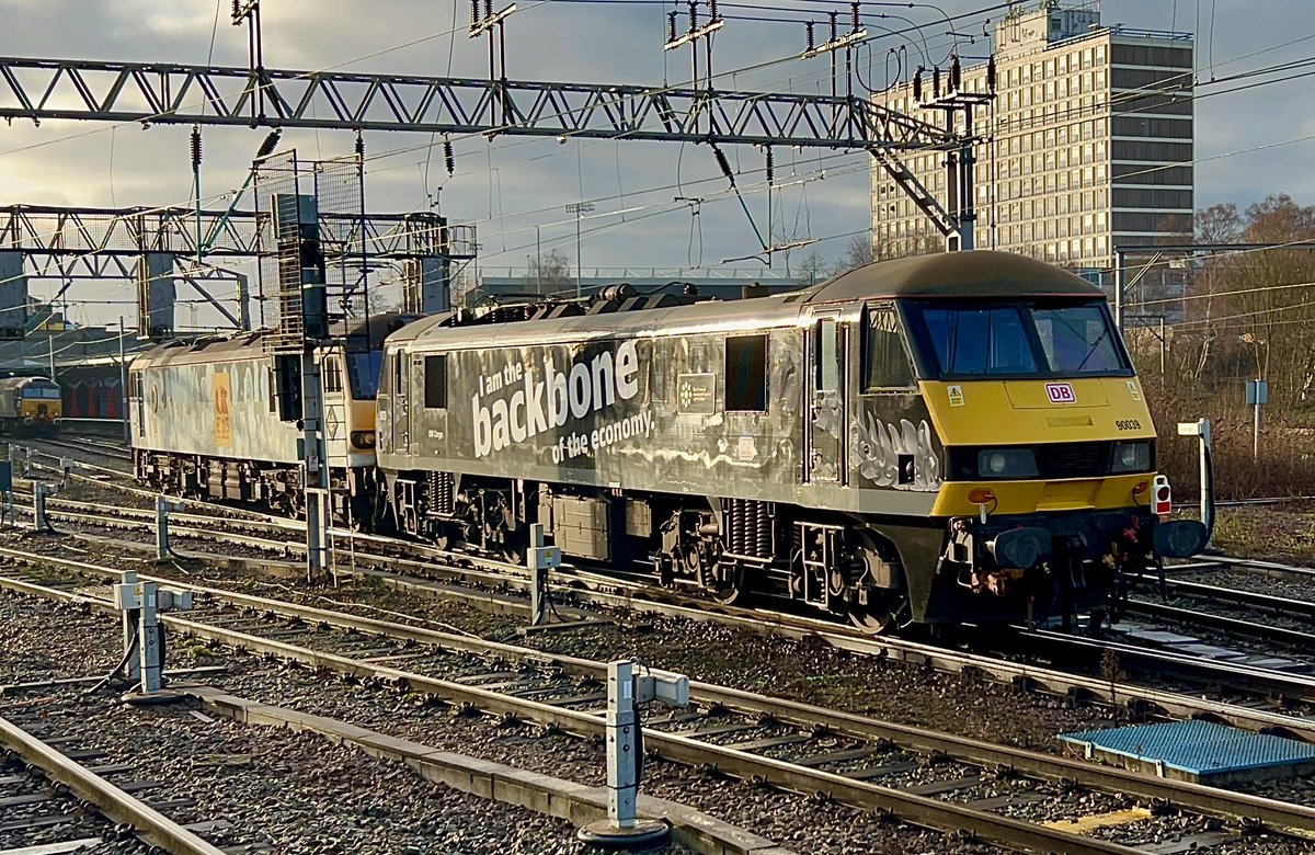 SydneyBridgeTMD's tweet image. A good variety of traction on show while filming up at Crewe Station yesterday morning 26/1/23 #Class92 #Class90 #Class43 #Class67 #Class37 #Britannia #RailwayPhotography @LocoServicesGrp @DBCargoUK @FreightmasterUK @railadvent