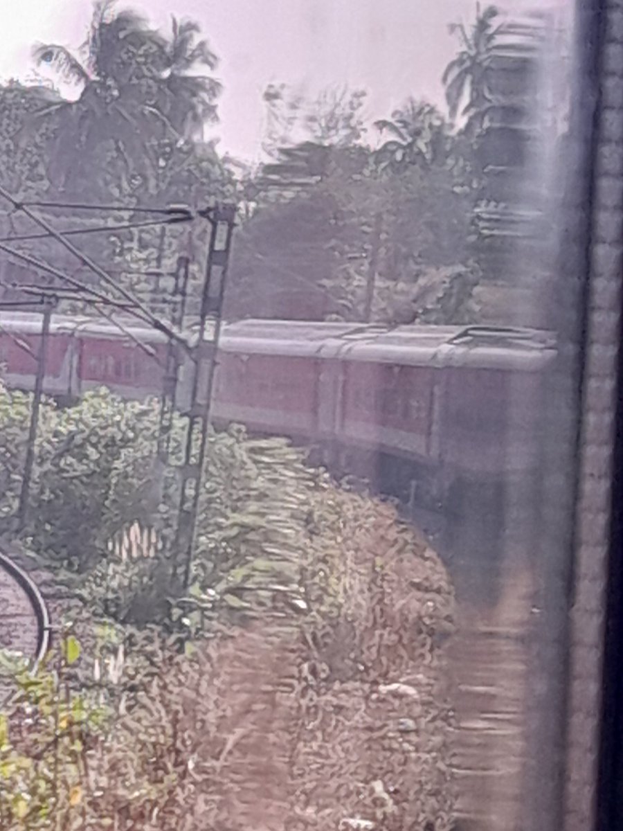 TopazFlow's tweet photo. Train turning...
#TrainChronicles https://t.co/JXALN6IlLx