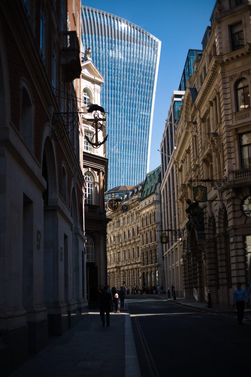 mhvfx's tweet photo. London Old and New - Can you guess the building in the background and what it did to cars ? https://t.co/dXmU3CGK02