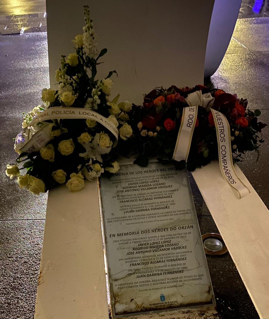 Policia_Coruna's tweet image. #HeroesDoOrzán

⚫️Pasaron 11 anos da traxedia que nunca imos esquecer.
O 27/01/2012 perderon a vida 3 policías cando tentaban rescatar do mar a un mozo.
Javier, Rodrigo e José Antonio sempre connoso, eternamente agradecidos.