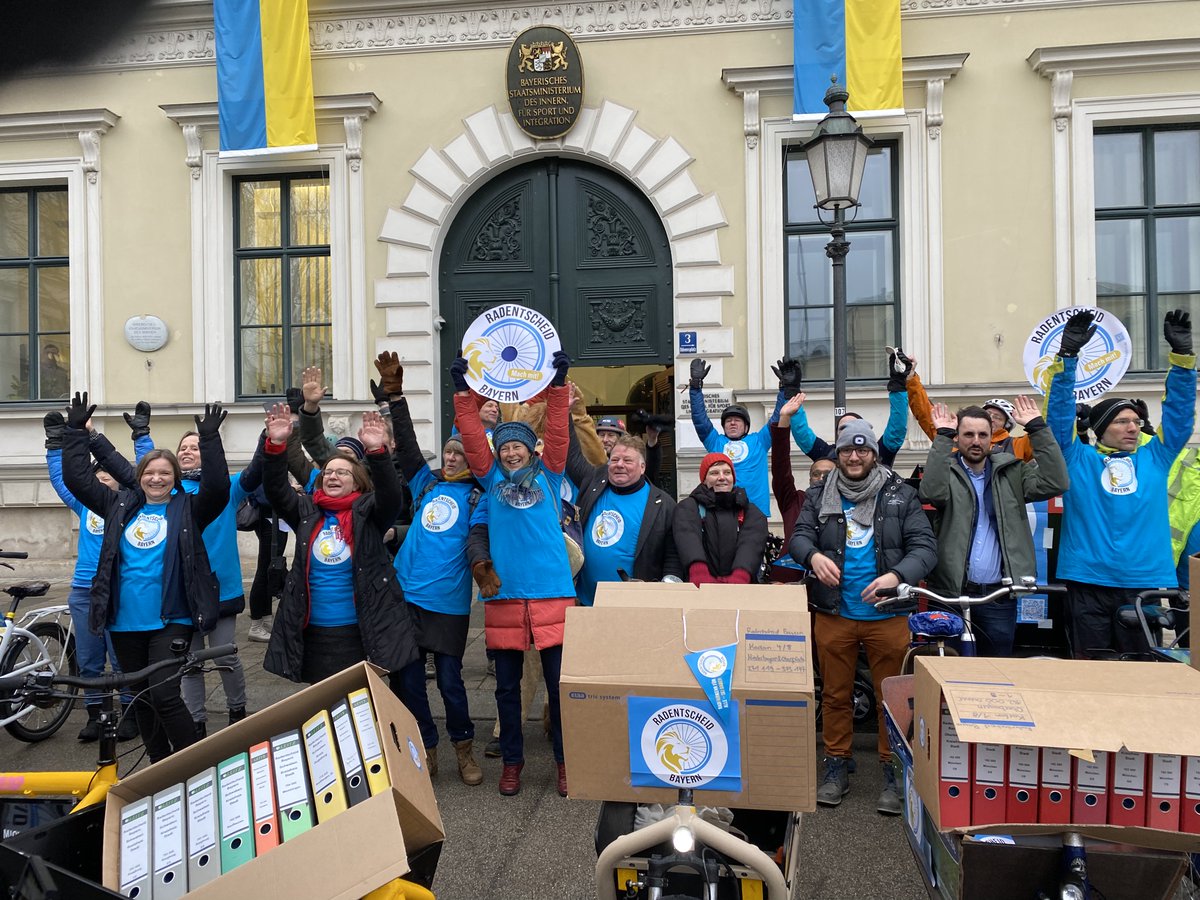 ADFC Bayern (@adfcbayern) on Twitter photo Gerade haben wir die für den #Radentscheid Bayern gesammelten Unterschriften an das <a href="/BayStMI/">Bayerisches Innenministerium</a> übergeben. 💪🚲❤️💚 Gerade haben wir die für den #Radentscheid Bayern gesammelten Unterschriften an das <a href="/BayStMI/">Bayerisches Innenministerium</a> übergeben. 💪🚲❤️💚