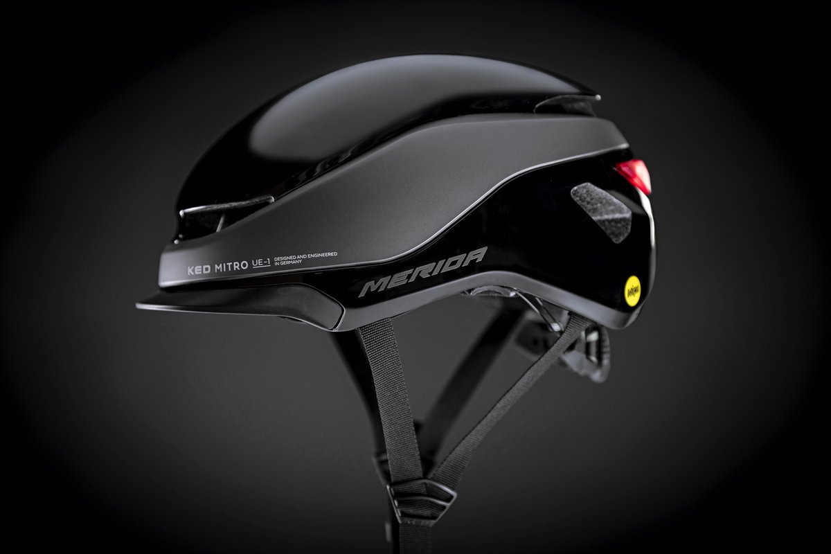 ¿Necesitas un casco para salidas urbanas?
Nuestro casco MITRO utiliza el sistema BOA® para un perfecto ajuste occipital y luz trasera para una máxima visibilidad, perfectamente integrada en el concepto general del casco y recargable a través de un puerto USB de fácil acceso.