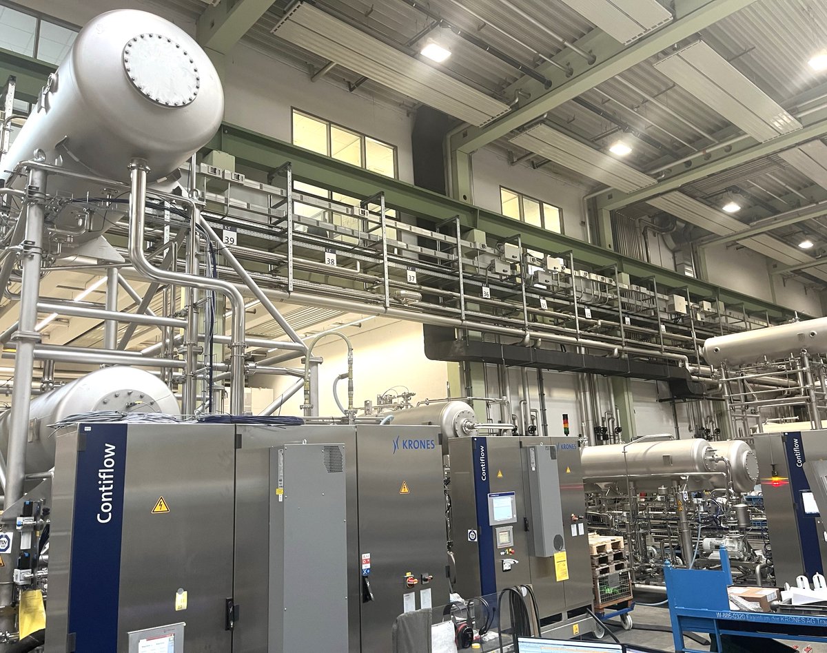 KronesAG's tweet photo. That's evolution β all 3 versions of our #Contiflow next to each otherπ€©
The platform gets a container-capable & maintenance-friendly redesign & a new cHMI.
The new standard of the most efficient way to produce & fill carbonated #beverages is being created: #Modulfill VFS-M https://t.co/Do5v2A8hUP