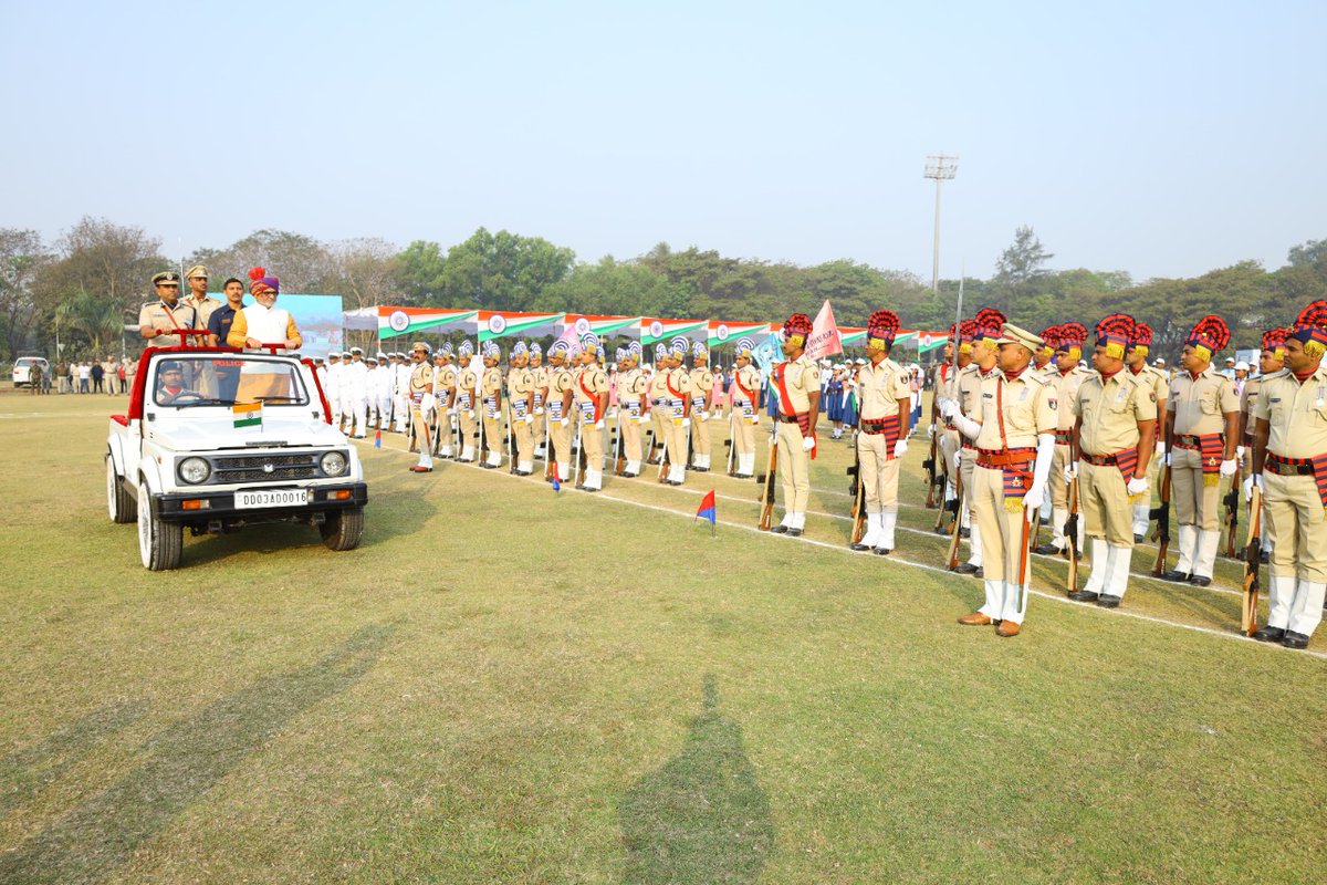 CollectorDaman's tweet photo. संघ प्रदेशों के माननीय प्रशासक श्री प्रफुल पटेल जी की अध्यक्षता में भारत के 74वें गणतंत्र दिवस व चौथे विलयीकरण दिवस उत्साहपूर्वक मनाया गया। माननीय प्रशासक द्वारा फहराया गया तिरंगा।
#RepublicDay
#MergerDay
@tapasyaraghav https://t.co/Rs9CiLr98m