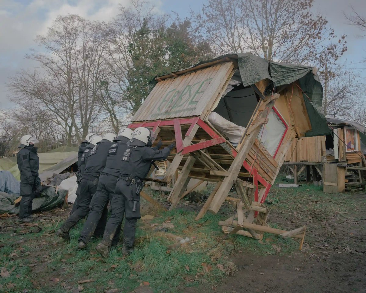 NiranjanAjit's tweet photo. german energy policy in four pictures: the police force of the sixth biggest historical polluter hitting climate activists with batons so a fossil fuel company can tear down a village to dig up coal it doesn't need https://t.co/Uw8sa9Og5r