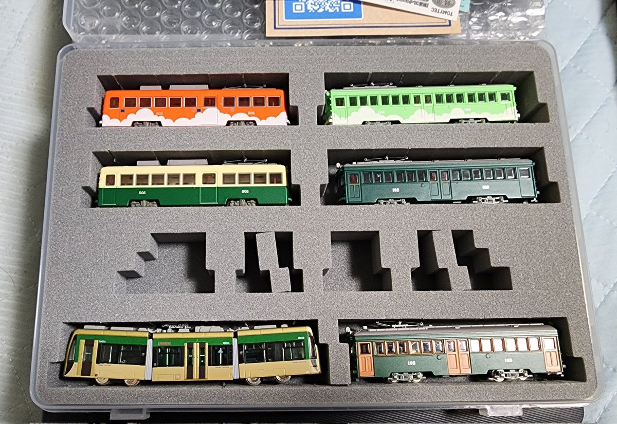 mc1133800's tweet image. 先日行ってきた #鉄道模型バザール で買ったケース #Nshell #エヌシェル が凄く良い。
箱のままで場所だけ取ってた路面電車が阪堺特別ケースとして収納できた。
しかも堺トラムとモ161を隣り合って収納できるし。
パンタグラフはギリギリ。
あと何個か買って広電スペシャルセットも作ろう。