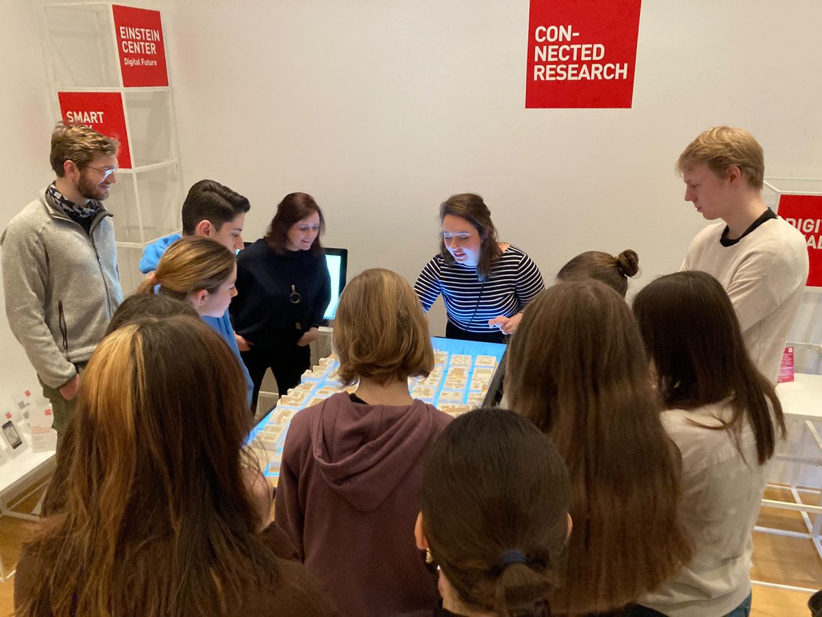ECDigitalFuture's tweet photo. Zur #Projektwoche ins @ECDigitalFuture:

Gestern waren rund 15 #Schüler*innen im #ECDF mit Prof. @LykaKaiser (@TUBerlin). Was bedeutet interdisziplinäre #Forschung? Wie entsteht ein Produkt? Das haben wir anhand der @SimRa_App &amp; im anschließenden Workshop gezeigt.
#digitalfuture https://t.co/mxtong89gH