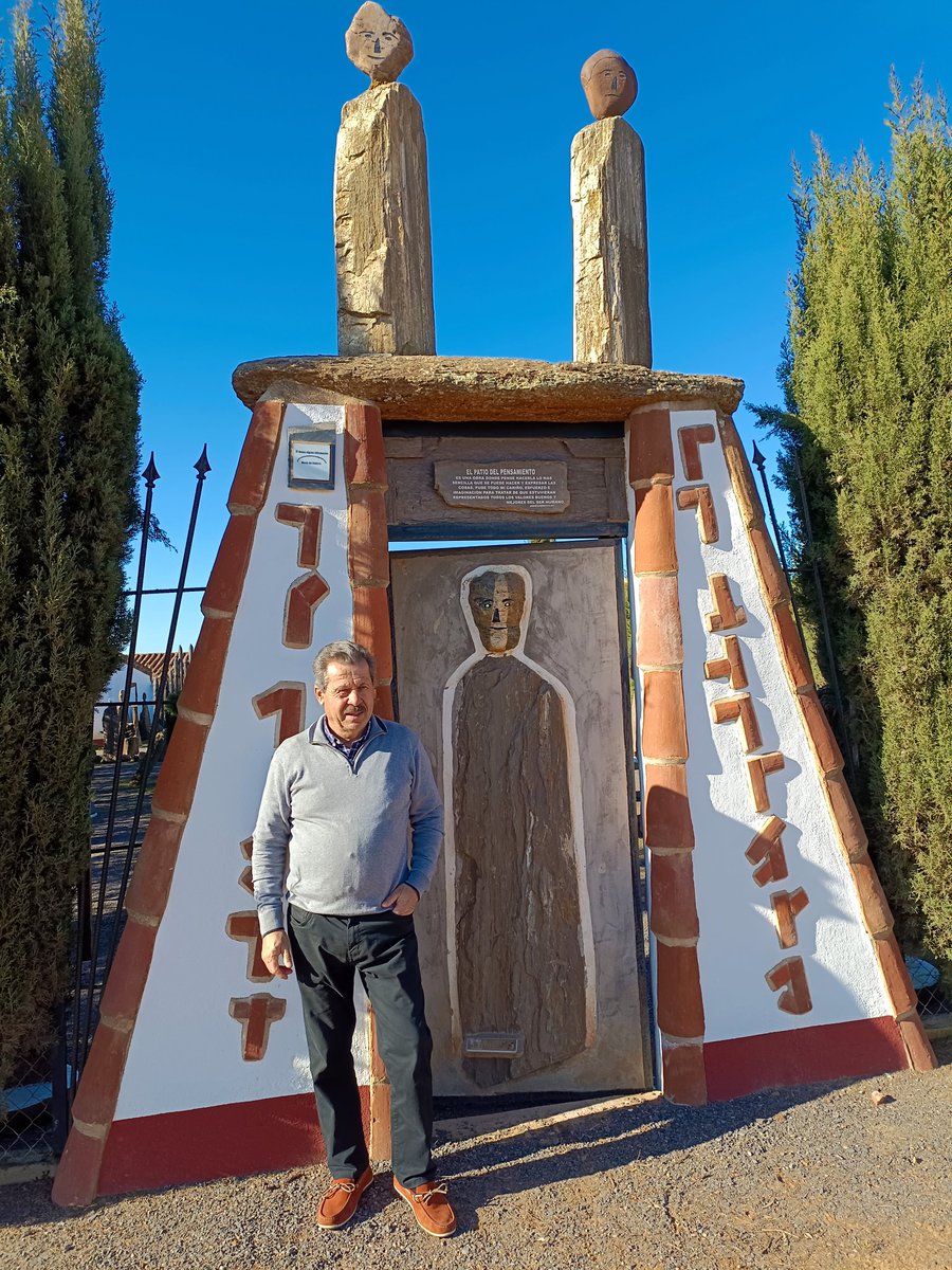 JuliaNoriega13's tweet photo. 🗿Un artista extremeño, José Matamoros, crea un museo al aire libre con 150 esculturas de piedra

📌Está en #Aceuchal

🪨"El patio del pensamiento" y "El jardín de las piedras"

😴La idea se le desveló en un sueño

✨Hoy es un lugar mágico con muchas visitas

📻13.30h @RTVE_Ext https://t.co/NQxQ467QaN