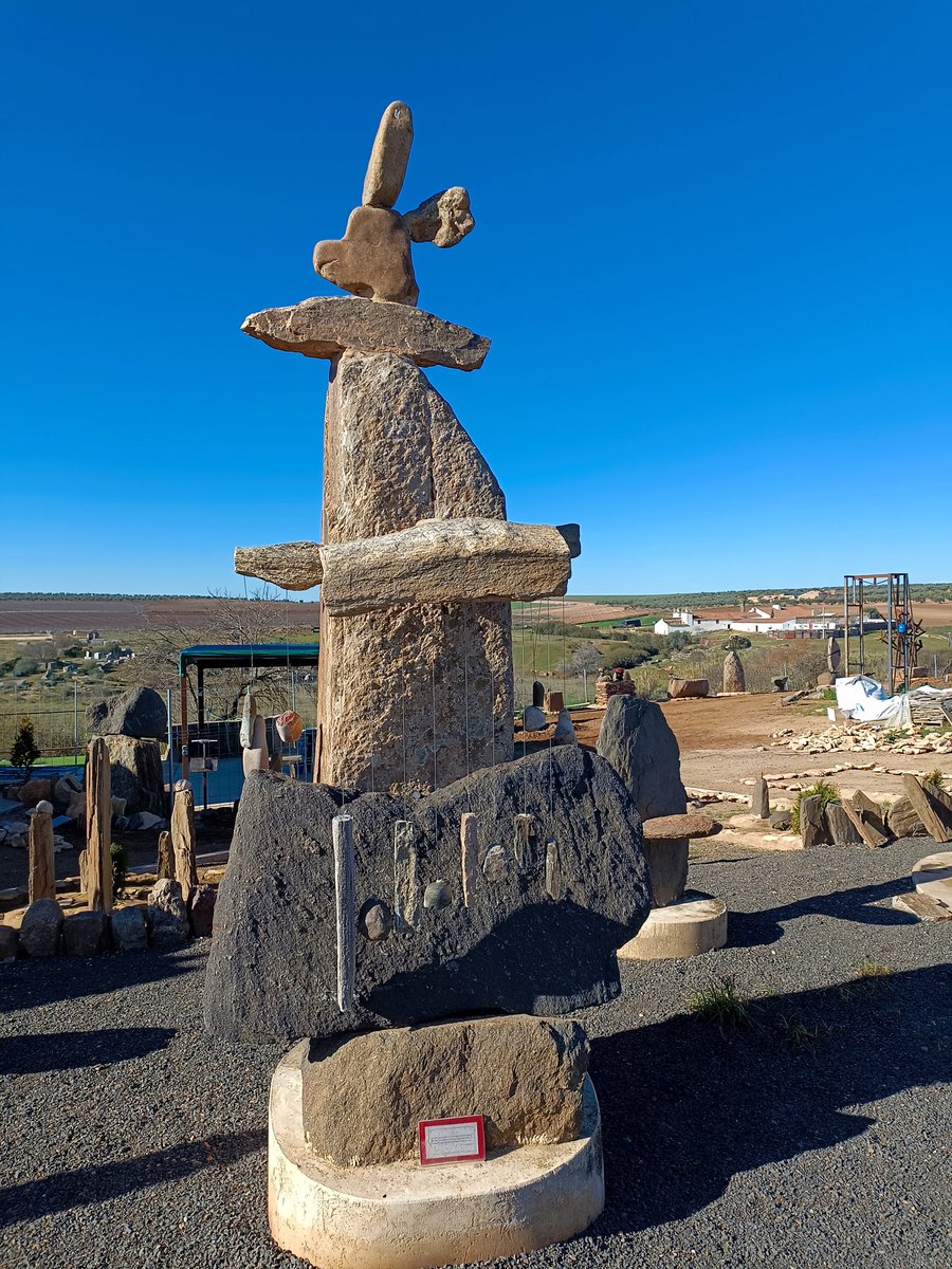 JuliaNoriega13's tweet photo. 🗿Un artista extremeño, José Matamoros, crea un museo al aire libre con 150 esculturas de piedra

📌Está en #Aceuchal

🪨"El patio del pensamiento" y "El jardín de las piedras"

😴La idea se le desveló en un sueño

✨Hoy es un lugar mágico con muchas visitas

📻13.30h @RTVE_Ext https://t.co/NQxQ467QaN